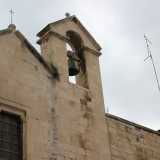 Nel prospetto � inglobato sulla destra un basso campanile a vela...